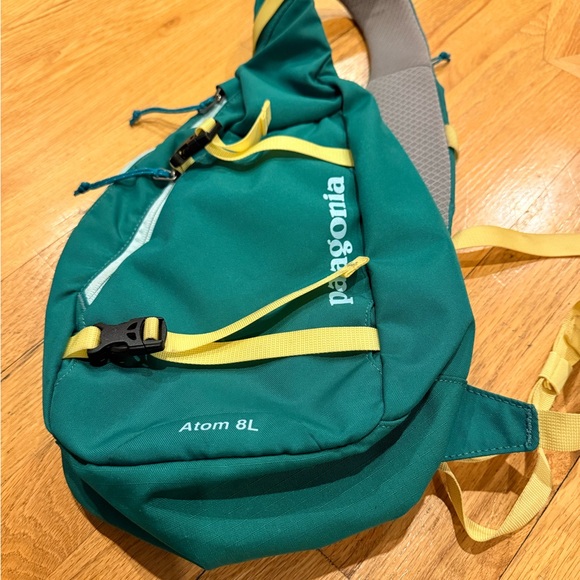 Patagonia Atom 8L Sling Bag - Green and Yellow - Picture 6 of 8